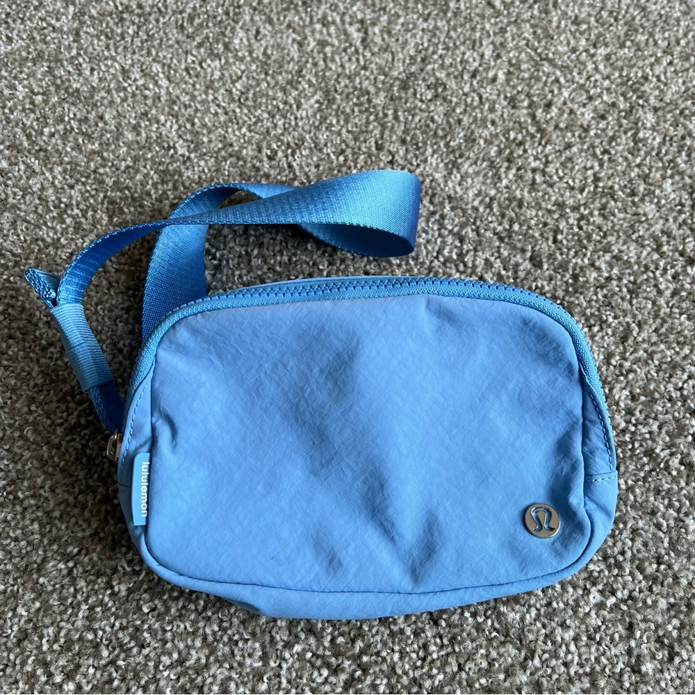 Lululemon Everywhere Belt Beg 1L Aero Blue